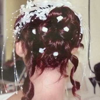 Chignon de mariage orné de petits accessoires